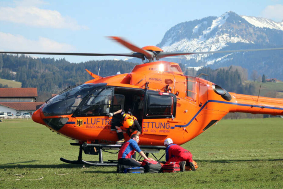 Der Mann wurde mit einem Rettungshubschrauber in ein Krankenhaus gebracht und erlag dort seinen Verletzungen.