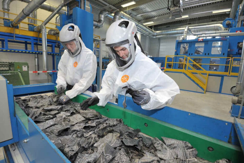 Im neuen Zentrum für textilen Leichtbau verarbeiten Clemens Scheibe (22) und Franz Günther (26) mit Carbonabfälle.