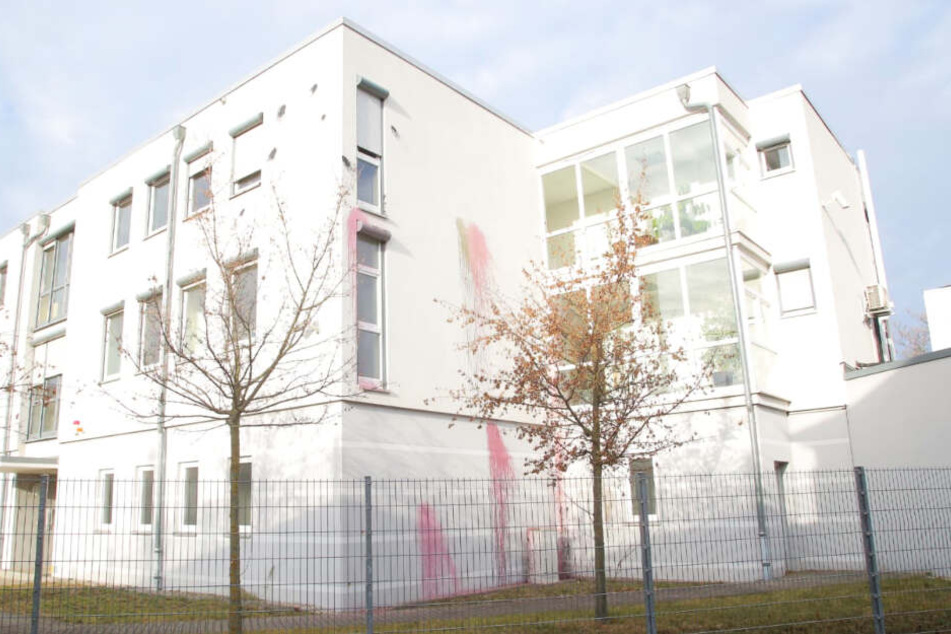 Ebenso wurde ein Bürogebäude auf der Lößnitzstraße mit Farbe beworfen.