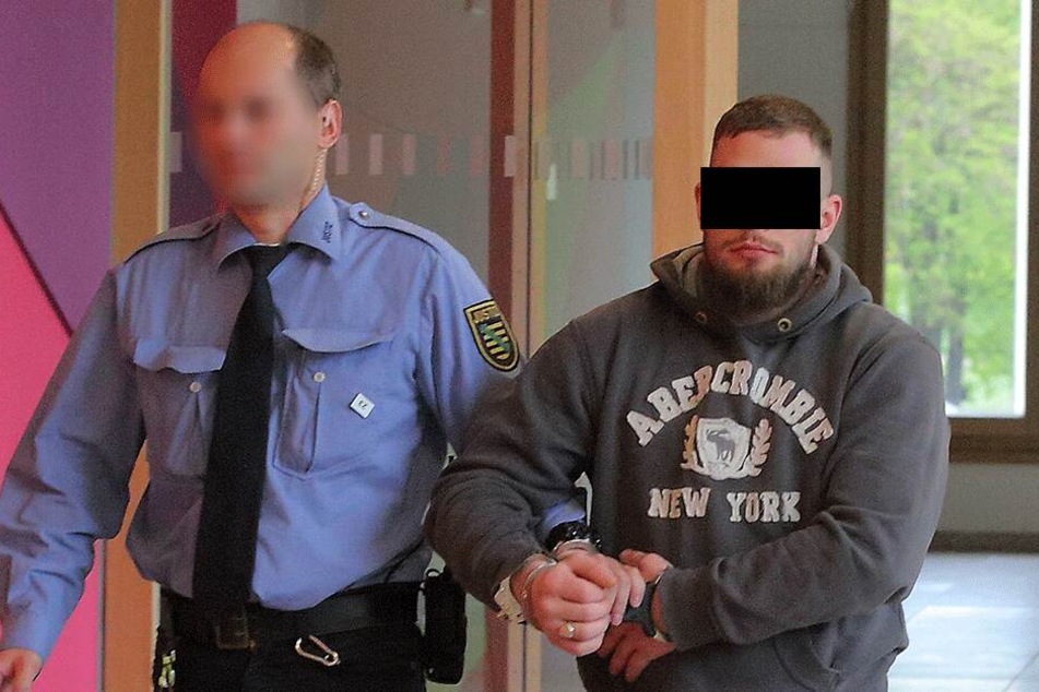 Der Einbrecher Mike "Bockwurst-Kalle" K. (32) wurde Donnerstag zu drei Jahren und acht Monaten Haft verurteilt.