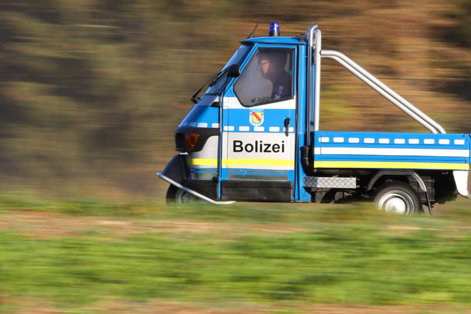 Charly Knorr in seinem "Bolizei"-Wagen.