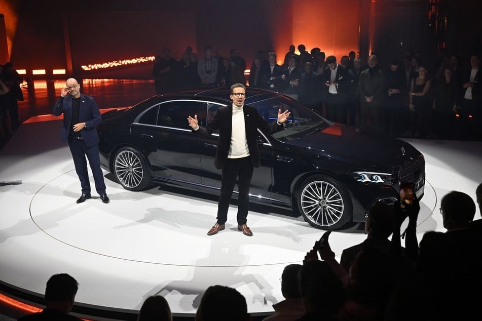 Jörg Burzer (l), Mercedes Produktionsvorstand und Mathias Geisen (r), Vorstandsmitglied der Mercedes-Benz Group AG, stellten Anfang 2026 die neue S-Klasse vor.