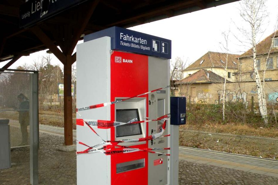 Am Freitag versuchten Unbekannte den Automaten mithilfe von Pyrotechnik zu knacken.