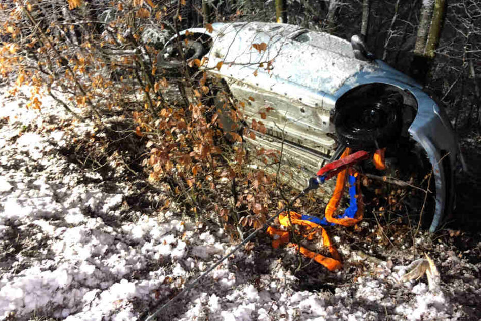 Glück im Unglück: Die Bäume verhinderten, dass der Wagen einen steilen Hang hinunter rutschte.