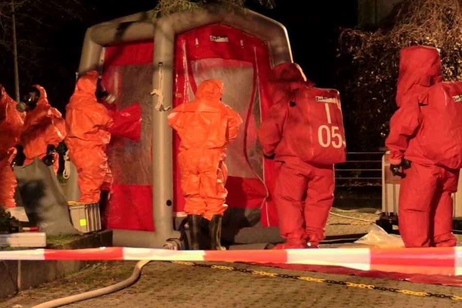Die Feuerwehr sicherte sich mit den Schutzanzügen ab.