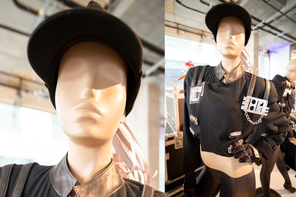 Ein schwarzes Outfit im Militärstil, das die Sängerin 1990 auf ihrer Rhythm Nation Tour trug, steht im Ausstellungsbereich des Auktionshaus Julien's Auctions. Das Outfit kam am 14. Mai für mehr als 81.000 Dollar (knapp 67.000 Euro) unter den Hammer, das Zwanzigfache des Schätzpreises.