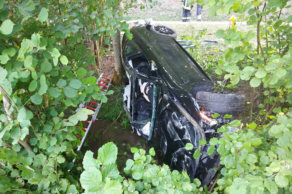 Die Feuerwehr musste den Fahrer aus seinem BMW befreien.