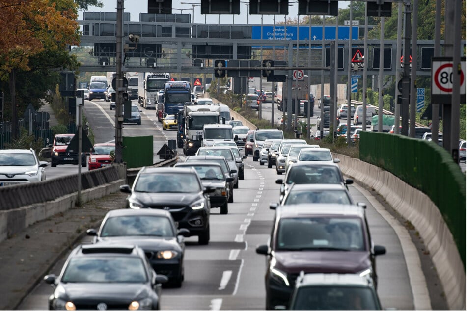Der 28-Jährige war mit 130 Kilometern pro Stunde bei erlaubten 80 auf der Stadtautobahn in Charlottenburg unterwegs. (Archivbild)