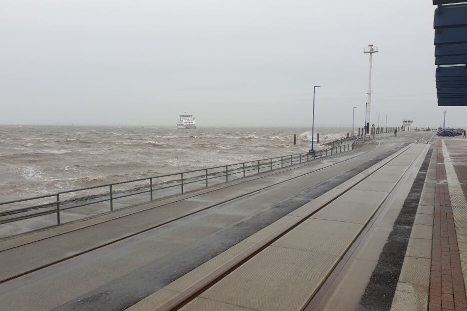 Die letzte Fähre von Dagebüll nach Amrum und Föhr legt ab.