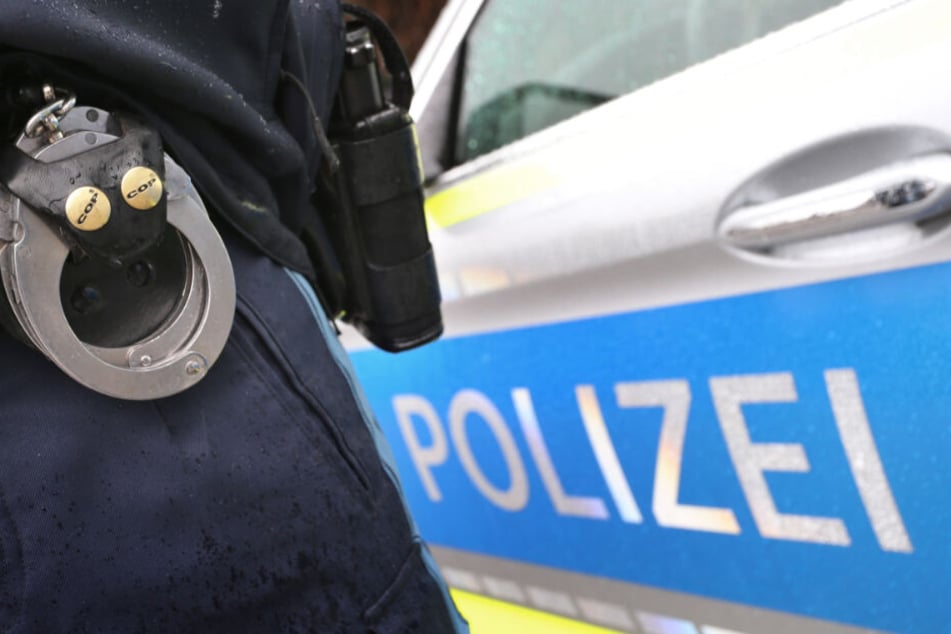 Die wild gewordene Frau versuchte den Beamten mehrfach zu treten (Symbolfoto).
