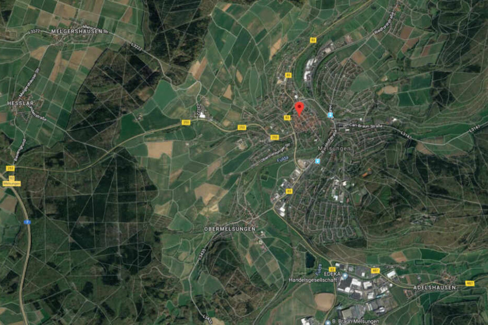 Das Feuer war aus noch ungeklärter Ursache in einem Mehrfamilienhaus in der Burgstraße in Melsungen ausgebrochen.