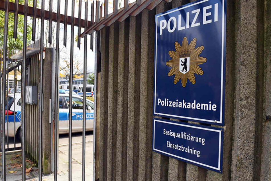 Ein Polizeiwagen fährt in die Berliner Polizeiakademie.