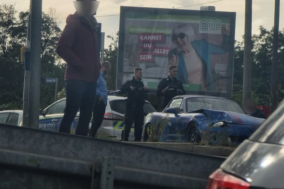 Unfall in Halle: Mazda kollidiert mit Straßenbahn und landet im Gleisbett