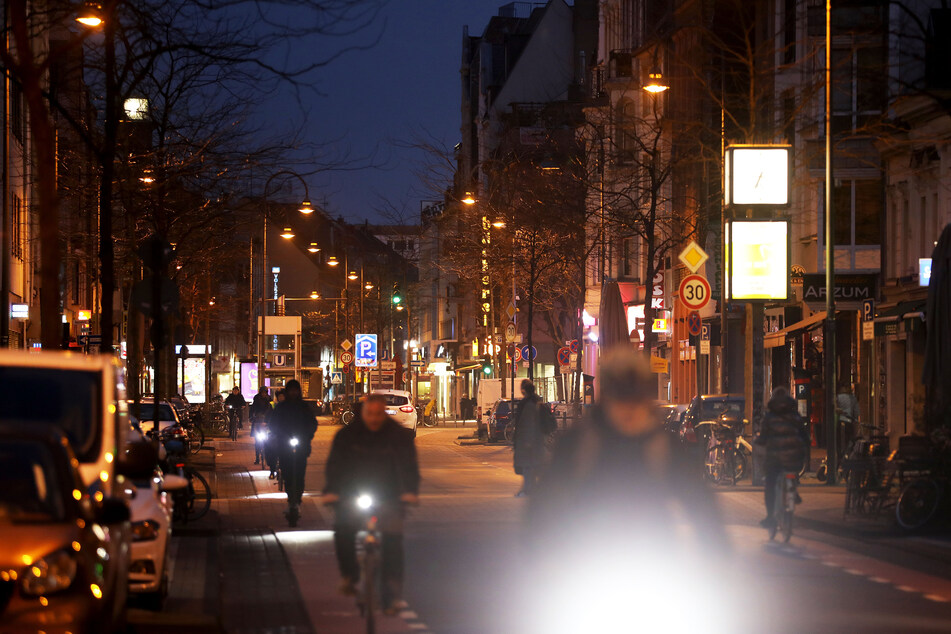 Die Venloer Straße ist belebt: Autos hupen und Fahrräder rasen von links nach rechts. Die Lage könnte sich in Zukunft beruhigen.