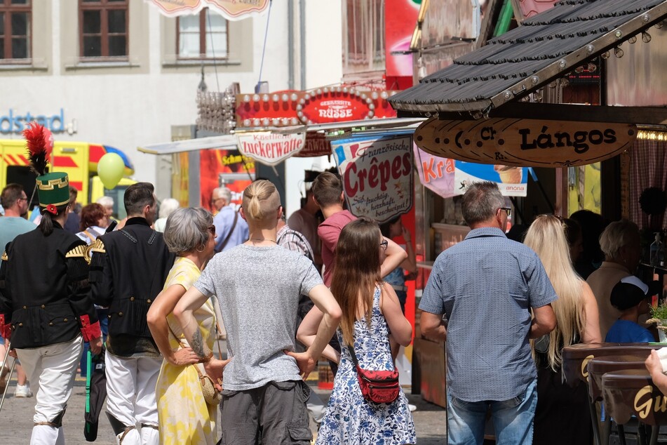 Besucher des Freiberger Bergstadtsommer auf dem Marktplatz. Im Vorfeld des Volksfestes hat sich die Stadt vergeblich vor Gericht gegen Corona-Auflagen gewehrt.