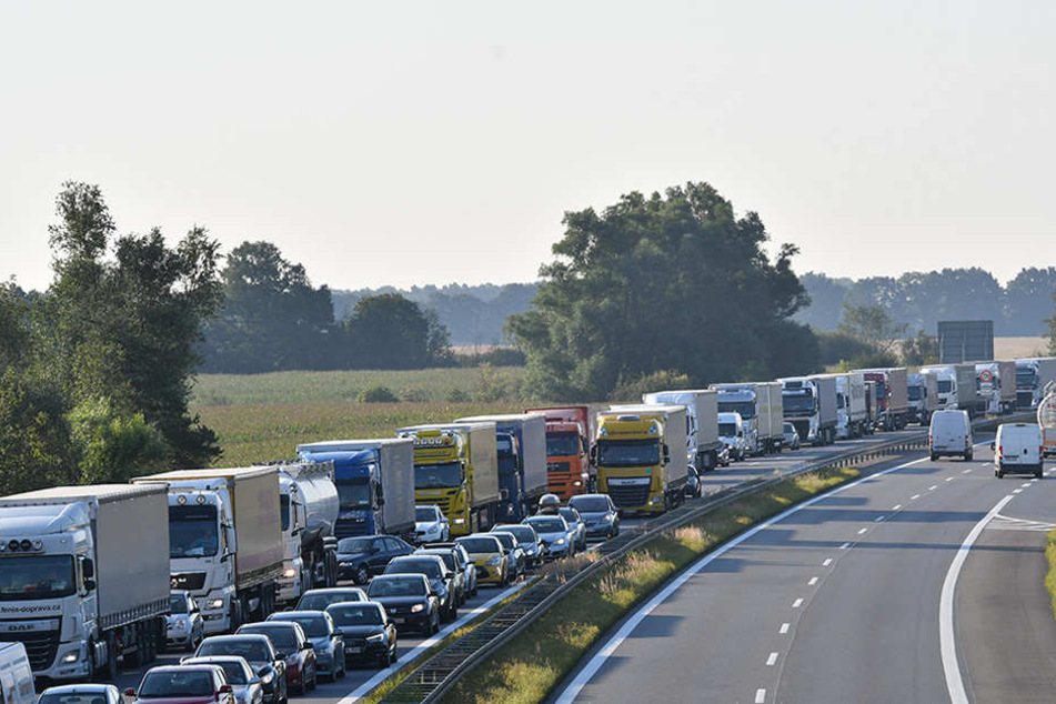 Dicht an dicht stehen Fahrzeuge an der Autobahnausfahrt Neuruppin (A24) nach einem Salpetersäure-Unglück am Rasthof Walsleben.
