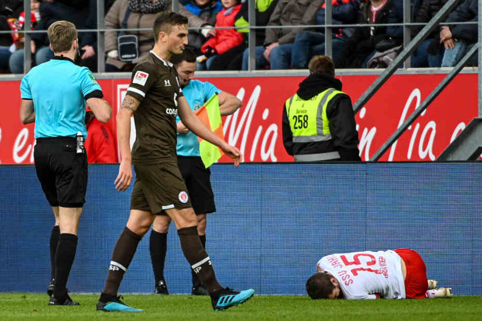 Philipp Ziereis schlich nach seinem Platzverweis vom Platz.