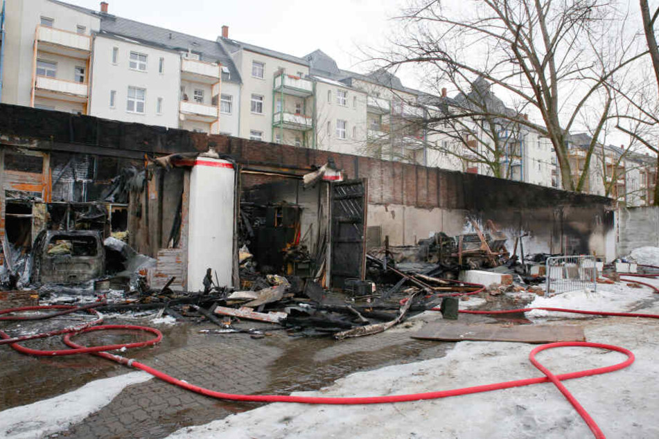Die Kriminalpolizei untersucht am Freitagmorgen den Brandort.