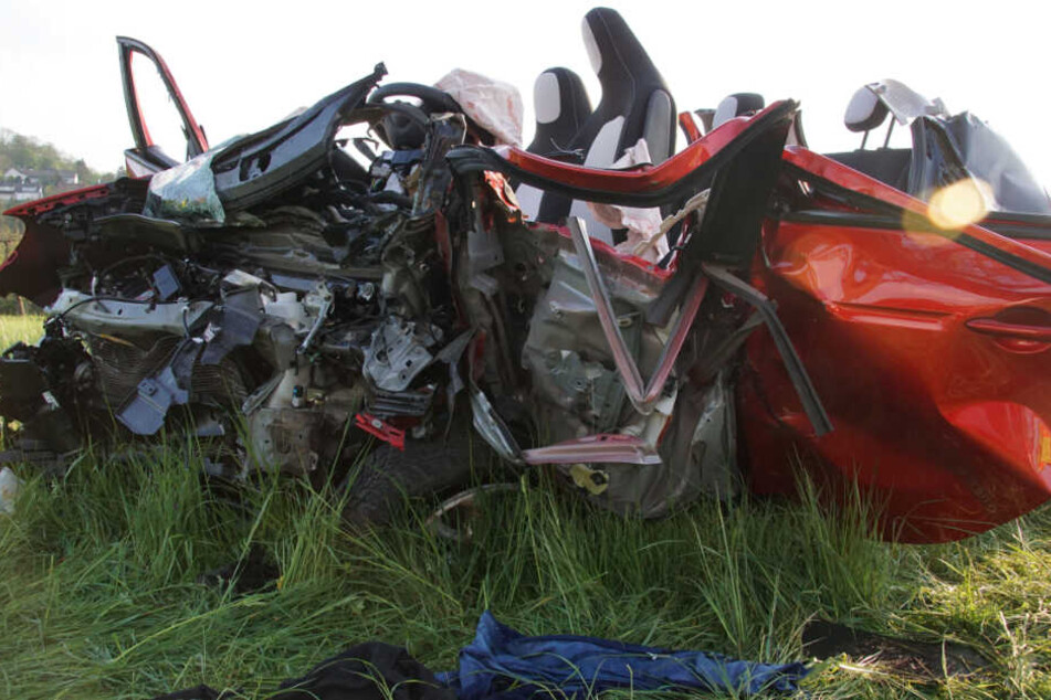 Der viertürige Smart, in dem die verstorbene Mutter und ihre zwei schwer verletzten Kinder fuhren, nach dem heftigen Unfall.