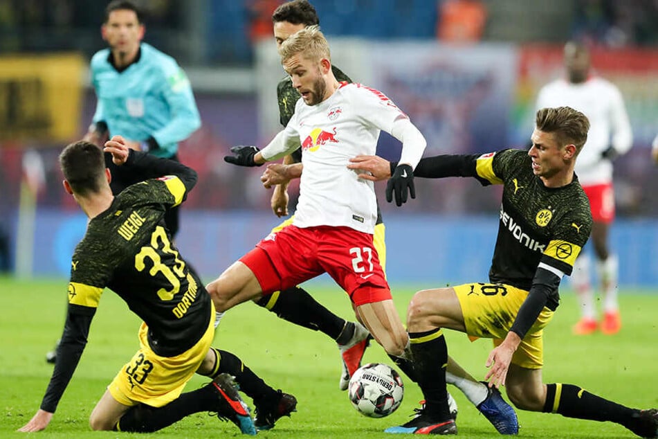 Keine Chance gegen die Übermacht: Julian Weigl (l.), Lukasz Piszczek (r.) und Thomas Delaney (hinten) umkreisen Leipzigs Konrad Laimer (M.)