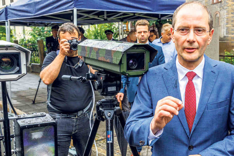 Innenminister Markus Ulbig (53, CDU) neben einer gewöhnlichen Kamera
(Camouflage-Optik) und der neuen Laser-Kamera in Weiß.