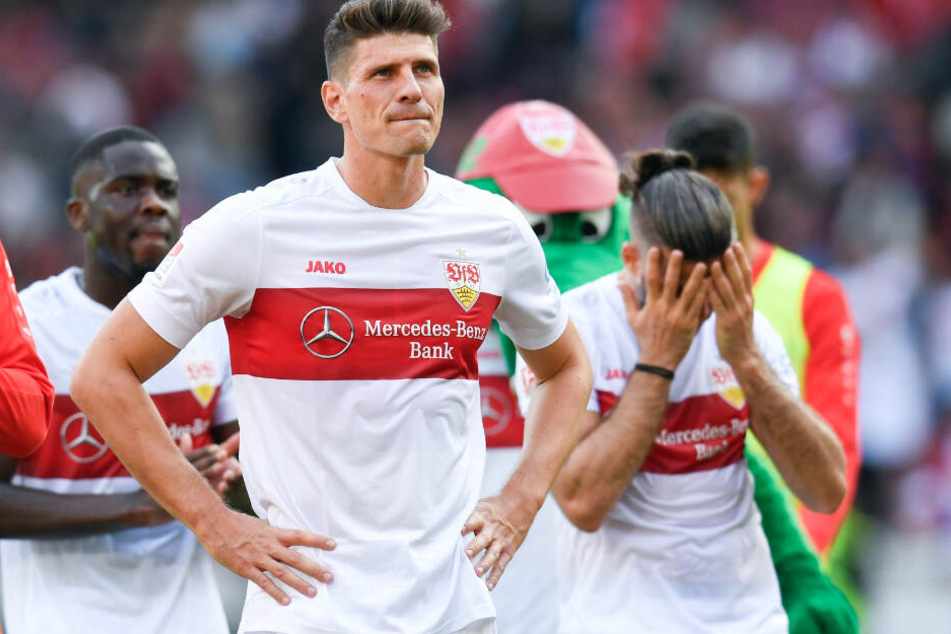 Wären wahrscheinlich am liebsten im Boden versunken: Orel Mangala (l.), Mario Gomez (M), Emiliano Insua (r) vom VfB Stuttgart nach der Pleite gegen Kiel.