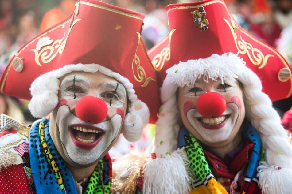 Karnevalisten feiern an Weiberfastnacht in Köln.