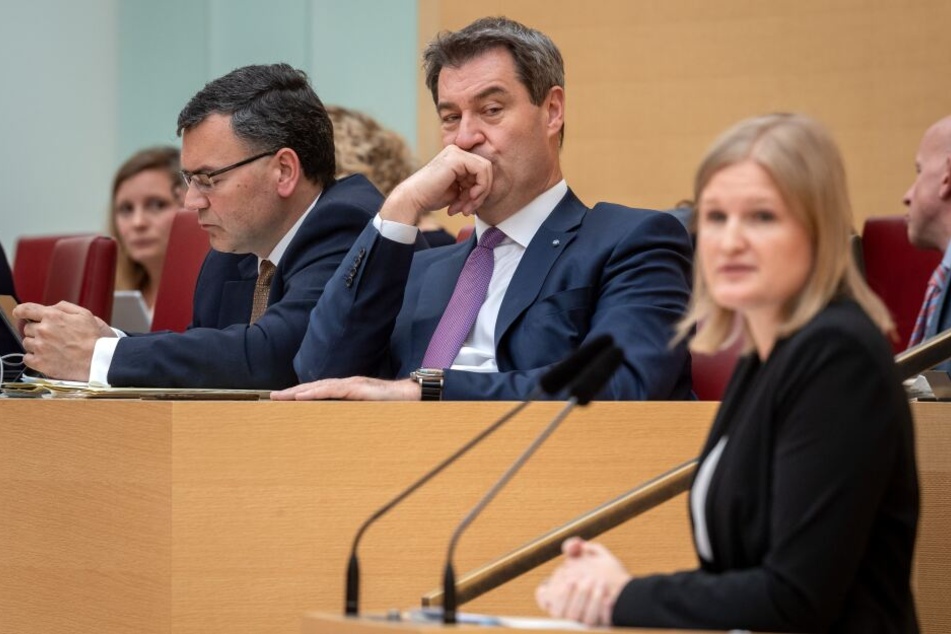 Markus Söder (CSU, M), Ministerpräsident von Bayern, hört der Rede von Katrin Ebner-Steiner (r), stellvertretende Landesvorsitzende der AfD in Bayern, zu. Die Abgeordneten debattieren im Verlauf der Sitzung auch über die bevorstehende Europawahl.