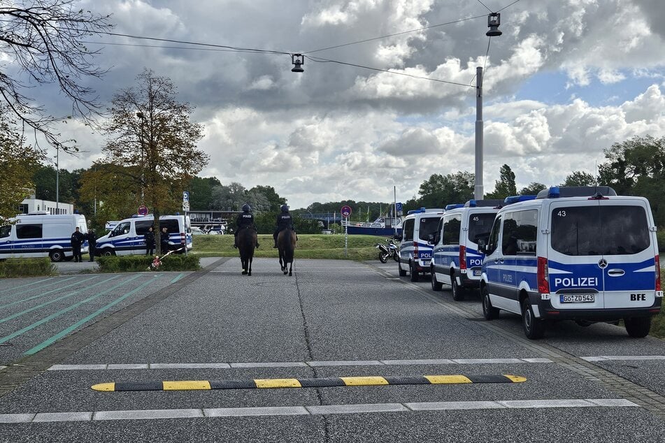 Die Polizei ist für das Spiel gewappnet samt Pferden.
