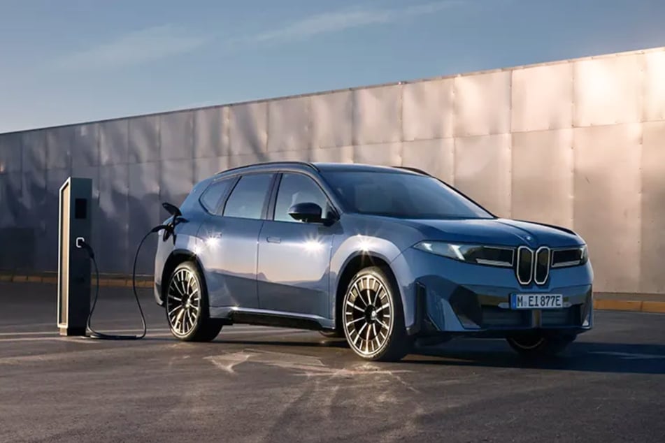 Mit bidirektionalem Laden kann der iX3 sogar als Stromspeicher dienen. Egal, ob fürs eigene Zuhause oder unterwegs als mobile Energiequelle.