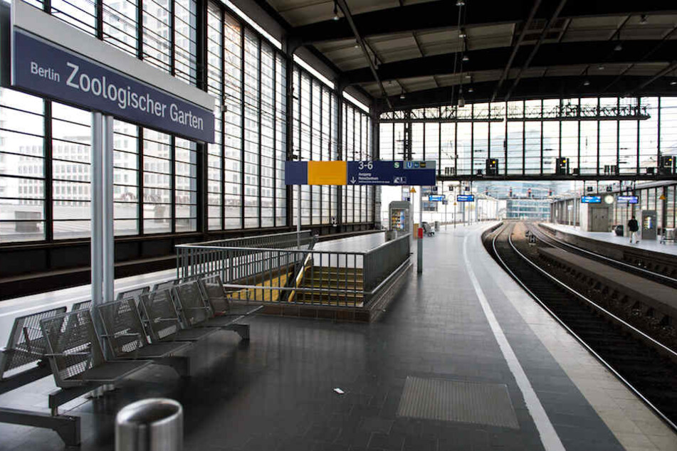 Am Bahnhof Zoologischer Garten wurde der Randalierer mit seinem Kumpel vorläufig festgenommen. (Symbolbild)