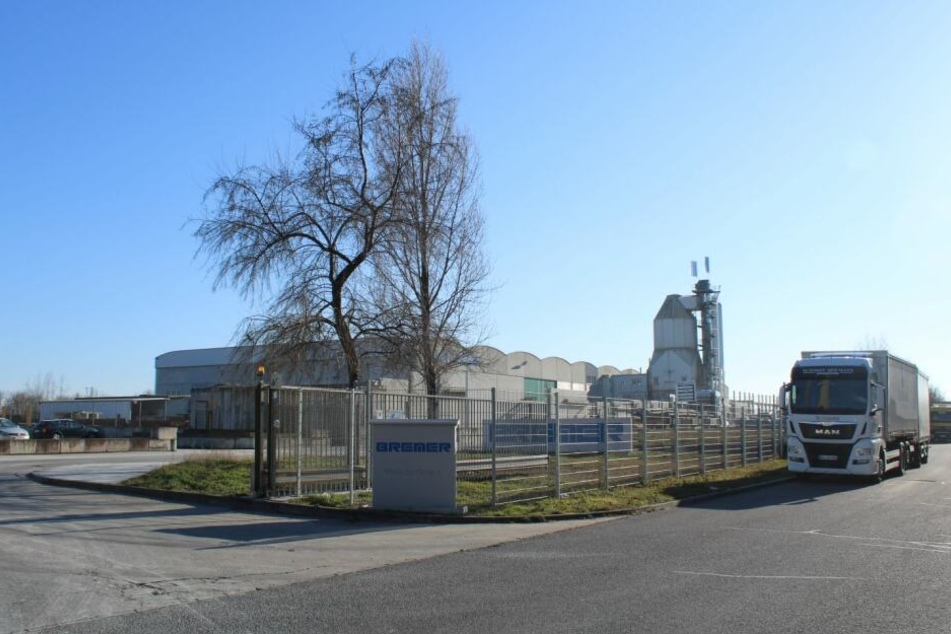 In einer Betonbaufirma in Leipzig-Knautnaundorf kam es am Montag zu einem tragischen Arbeitsunfall.