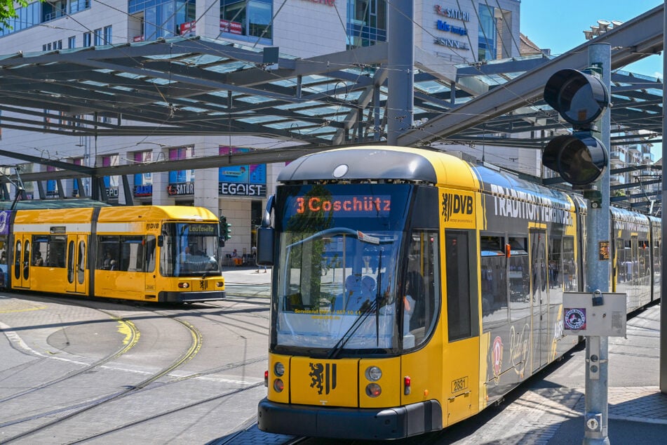 Für die Anwohner werden die Arbeiten eine Doppelbelastung: Tagsüber wird am Gleisbett, nachts oben an den Fahrleitungen gearbeitet, damit die Arbeiter sich nicht behindern.