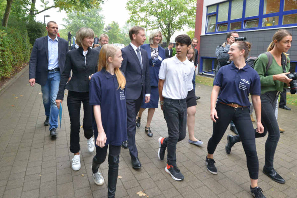 Locker-flockig: Mit den Schülern fühlte sich Landesoberhaupt Michael Kretschmer wohl. Auch Oberbürgermeisterin Barbara Ludwig (SPD, 2.v.l.) freut's.