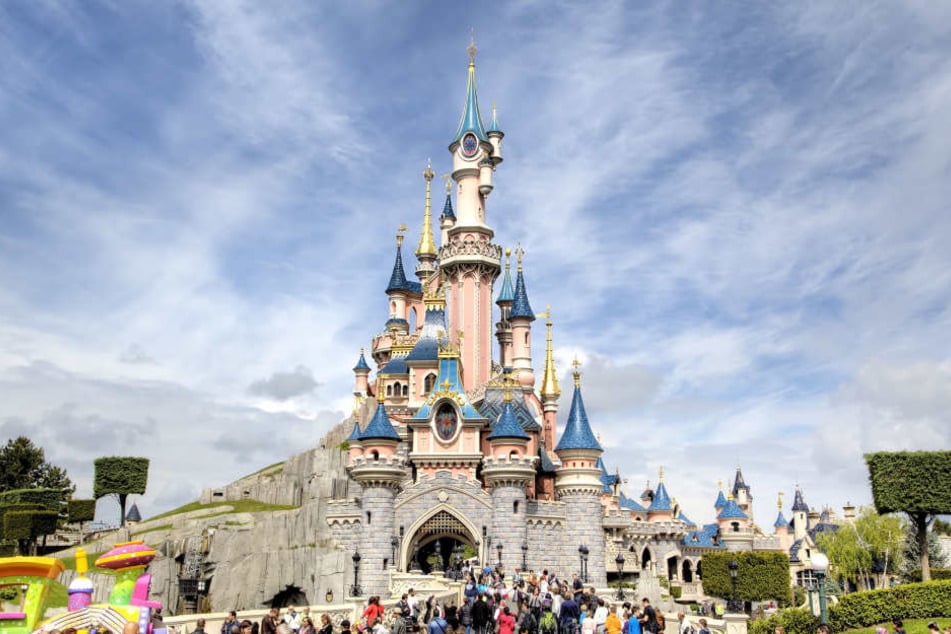 Der Besuch im Disneyland Paris endete für die Britin im Krankenhaus.