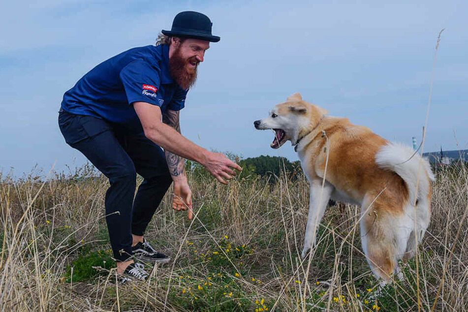 Eislöwen-Kapitän Thomas Pielmeier und seine Hundedame Lana sind ein Herz und eine Seele.