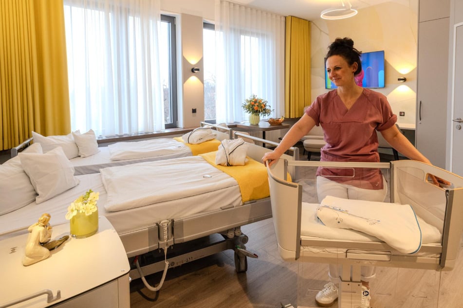 Eine Schwester der Leipziger Uniklinik in einem der neuen Familienzimmer des UKL. Am Neujahrstag konnten bereits zwei Babys mit ihren Familien den Start ins Leben in den Räumen feiern.