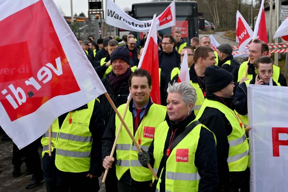 Streikende Busfahrer der Kieler Verkehrs Gesellschaft (KVG) starten zu einem Demonstrationszug.