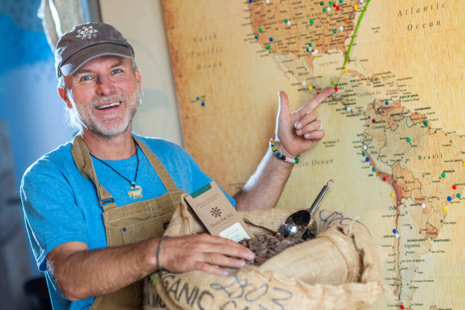 Patrick Walter (51), Inhaber vom Choco del Sol, zeigt, wo seine Kakaobohnen herkommen.
