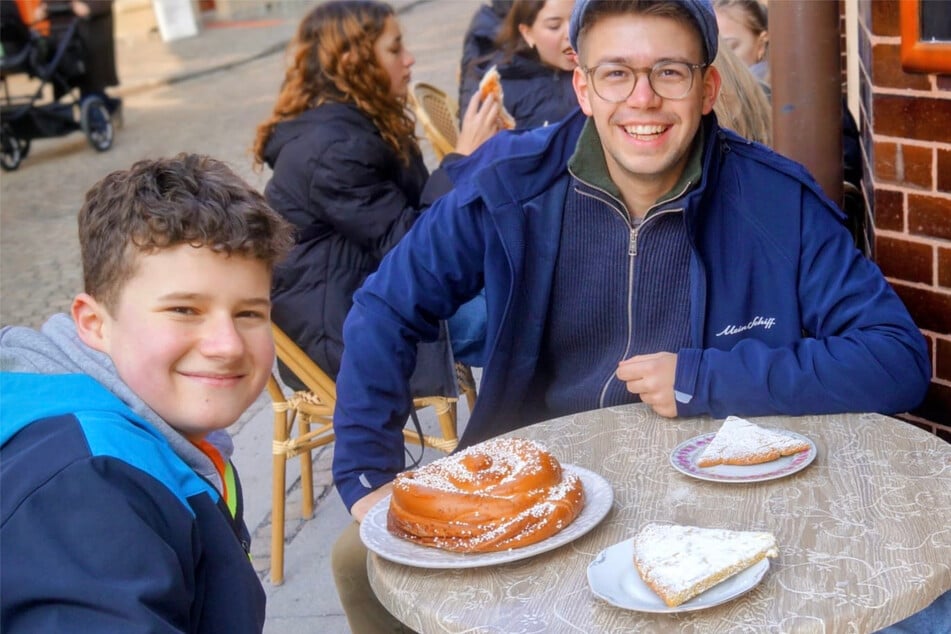 In Göteborg ließen es sich der Schüler Fabian Q. (15) und der junge Pädagoge nicht nehmen, die lokalen Köstlichkeiten zu probieren.