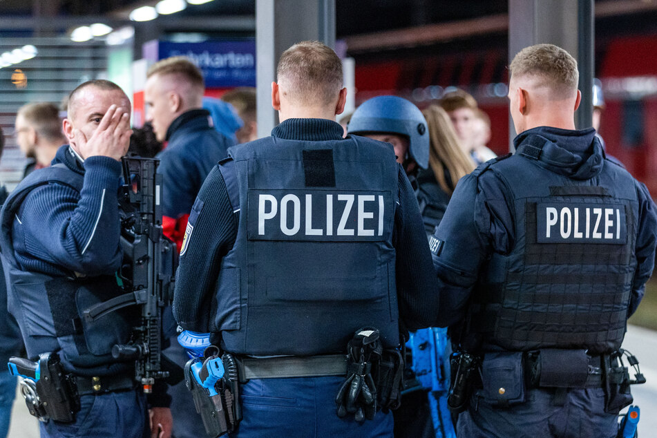 Auf dem Hauptbahnhof Magdeburg wurde eine Streife der Bundespolizei von einem gesuchten Mann angesprochen. (Symbolbild)