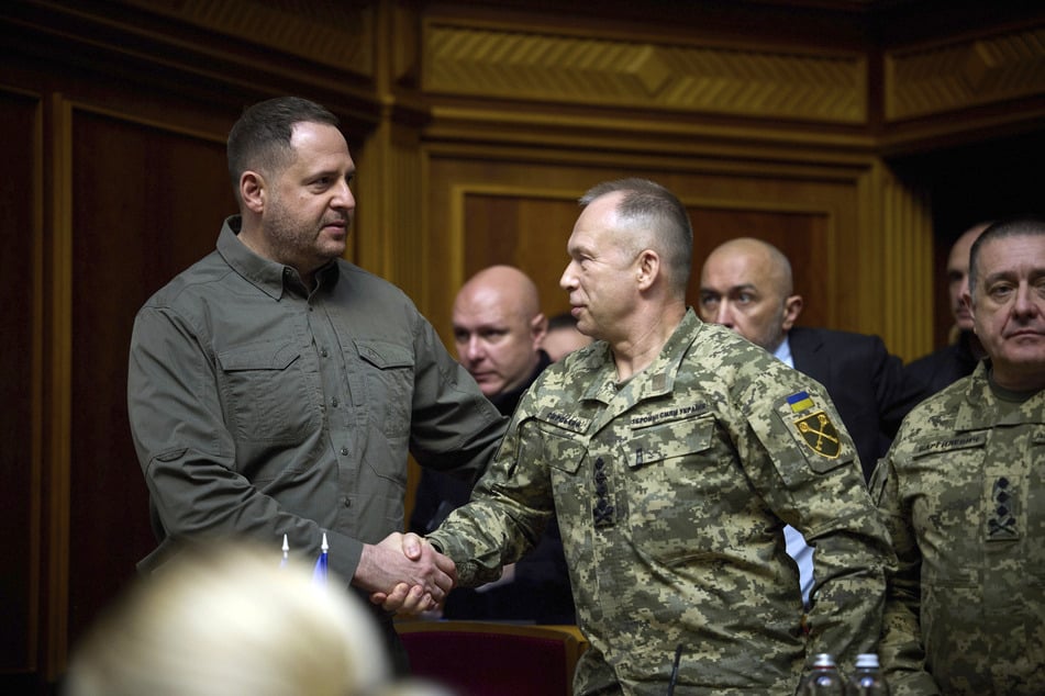 Der Leiter des ukrainischen Präsidialamtes Andrij Jermak (52, l.) schüttelt die Hand mit dem Oberbefehlshaber der ukrainischen Streitkräfte, General Oleksandr Syrskyj (59, r.).