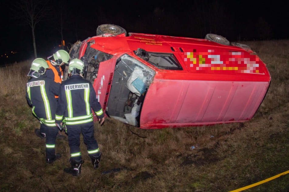 Der Transporter überschlug sich und landete anschließend im Straßengraben.