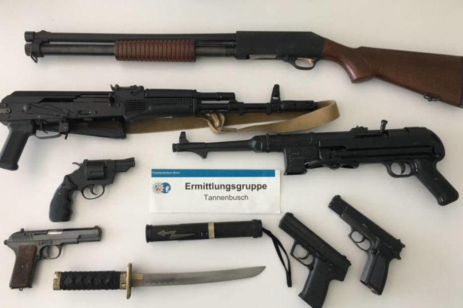 Bei einem 32-jährigen Tatverdächtigen fand die Polizei dieses Waffenarsenal.