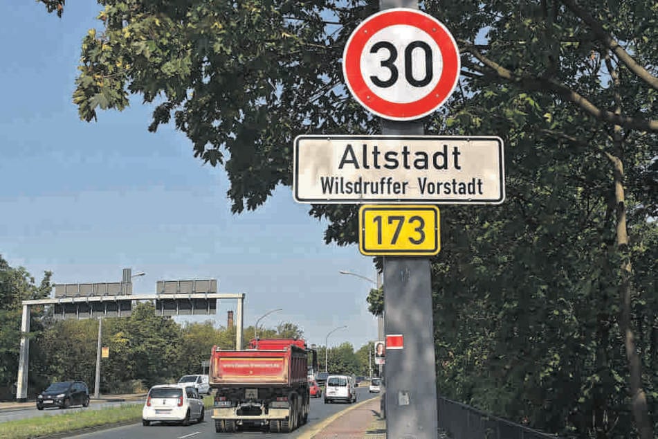 Auf der Nossener Brücke gilt seit Juni ein Tempo-30-Limit. Die Maßnahme hat nicht den erwünschten Erfolg gebracht.
