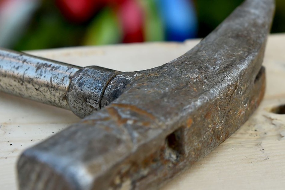 Mit einem Zimmermannshammer wurde der Jugendliche schwer am Hinterkopf verletzt. (Symbolbild)