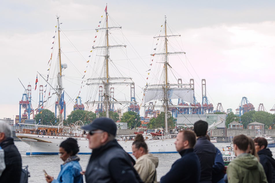Viele Schaulustige lassen sich das Auslaufen der Schiffe aus dem Hamburger Hafen nicht entgehen.