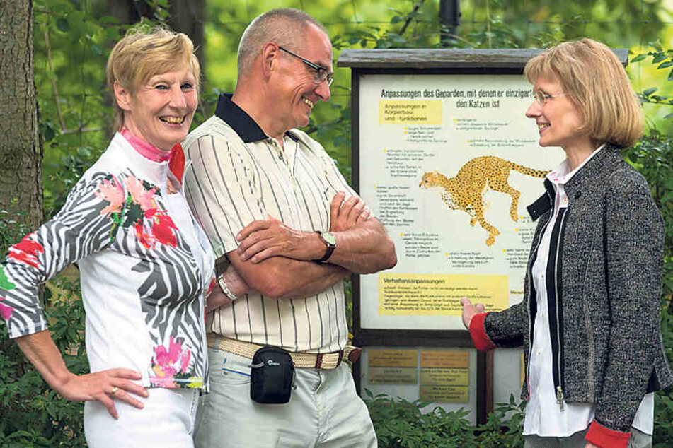 Die Tierpaten Ute Schönburger und Peter Sahre mit Gudrun Brammer von den
Zoo-Freunden.