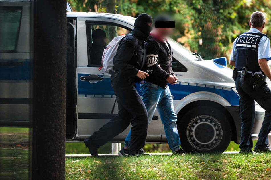 Ein Verdächtiger der Terrorgruppe bei seiner Vorführung am Bundesgerichtshof in Karlsruhe.