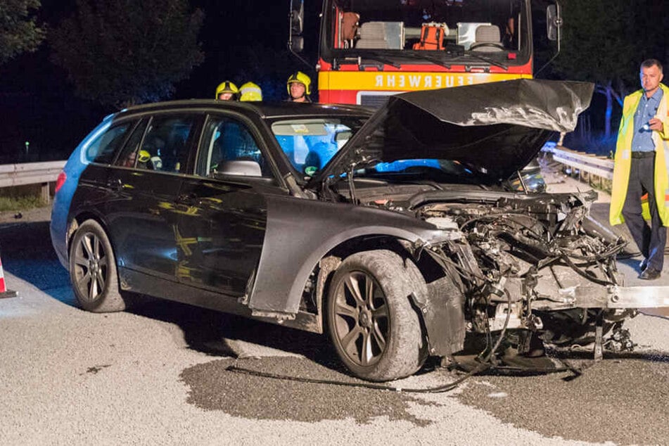 Der BMW ist nach dem Crash nur noch Schrott.